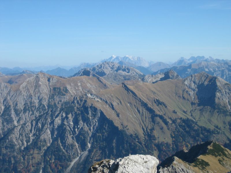 2008-10-11 Daumen (21) again Zugspitze in Distance